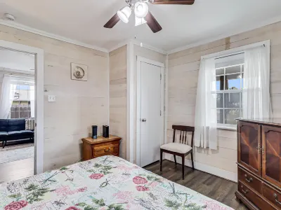Charming Cottage with BBQ Grill and Fast WiFi - Cozy Seaside Escape