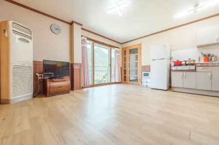 Goesan Naturalhyu Sanjang Pension Отели рядом с достопримечательностью «Shinpoong Hanji Maeul»