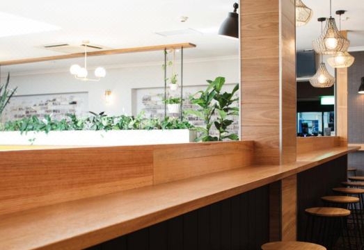 더 레이크스 호텔