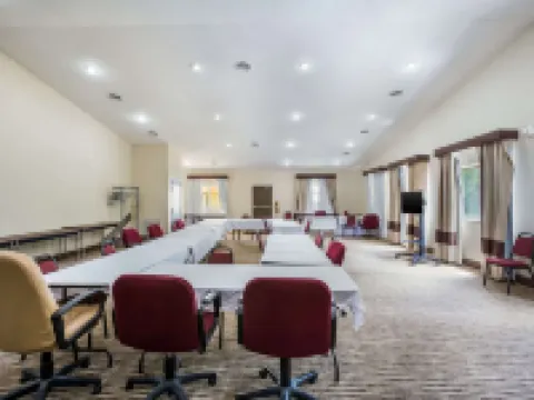 Comfort Inn & Suites Fairborn Near Wright Patterson AFB Hoteles en Fairborn