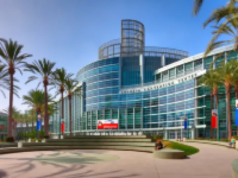 Cortona Inn and Suites Anaheim Resort Hotels near Anaheim Convention Center