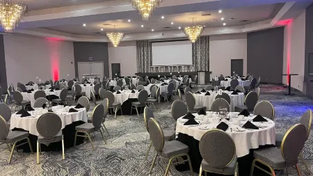 Home2 Suites by Hilton Kingston Отели рядом с достопримечательностью «Университет Квин»