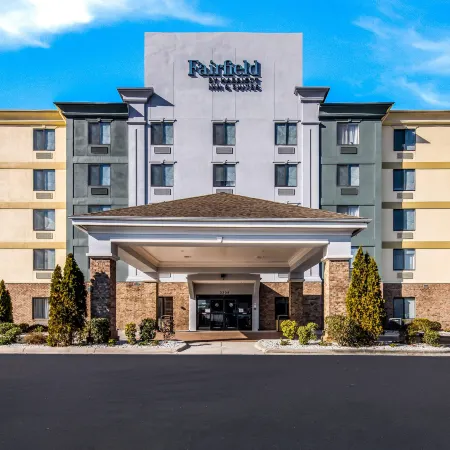 Fairfield Inn & Suites Greensboro Coliseum Area Отели рядом с достопримечательностью «Торговый центр Four Seasons»