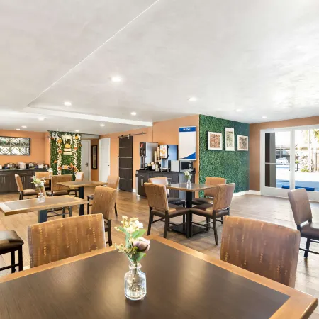 Best Western University Inn Santa Clara Отели рядом с достопримечательностью «Сантана Роу»