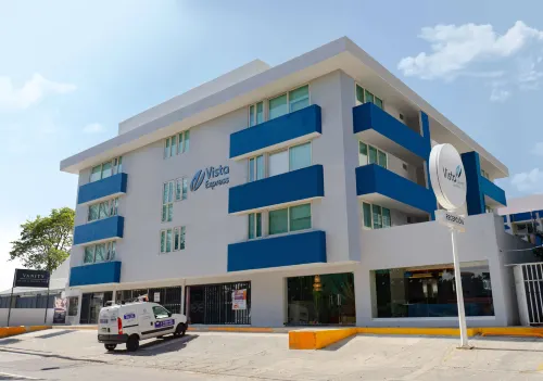 Vista Express Guadalajara Expo SureStay Collection by BW - parking