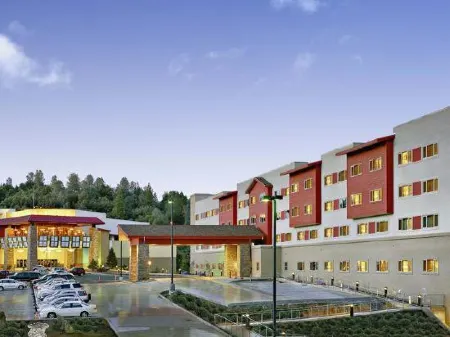 The Hotel at Black Oak Casino Resort Отели в г. Таоламн