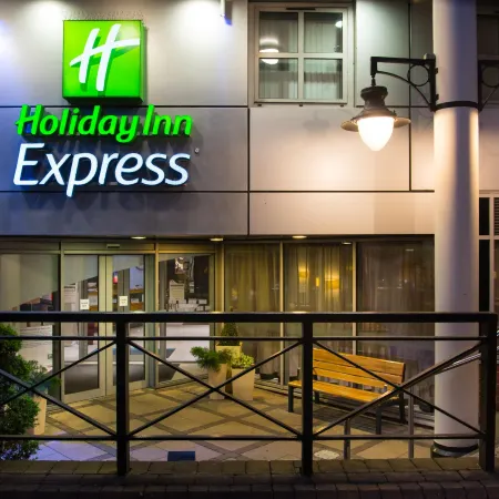 Holiday Inn Express LONDON - HAMMERSMITH by IHG Отели рядом с достопримечательностью «Станция метро Hammersmith»