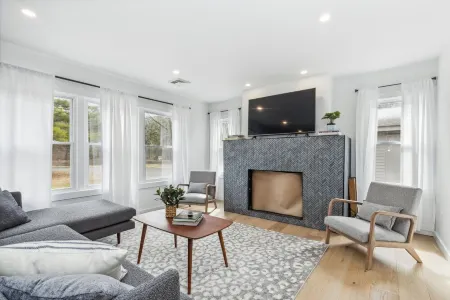 Newley Renovated Contemporary Hudson Home  3-bedrooms 120 Acres with pond Отели в г. Таканик