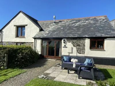 "Driftwood" A cosy cottage in Hartland, on the edge of Coastal path. Hotels near Walnut Farm Glamping - Luxury 6m Geodomes in Devon