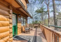 Cozy 2BR/2BA Cabin, Sleeps 6 w Hot Tub & Indoor Pool in Gated Resort