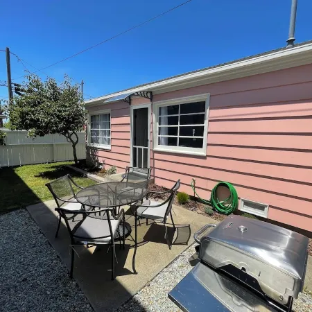 Cheerful Two Bedroom Bungalow Newly Remodeled! Arcade games, Air Hockey Table.