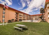 2B/2B Ground Floor/Poolside/ Ocean Front