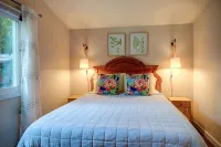 New! Cottage On The Rocks, Pet Friendly, Hot Tub, Central Location