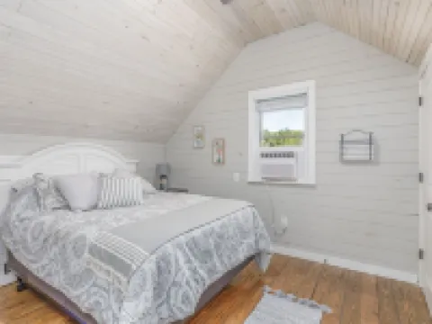 Loft at the Country Store! Unique Southern Stay! 1bed, 1bath Hotels in Grainger County