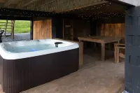 Freya's Cabin peaceful Aframe with hot tub & sauna 15 min to the national park!