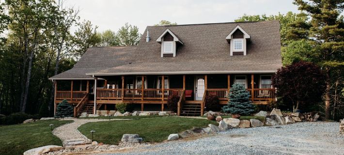 Unwind in Nature's Solitude: Discover our mountain farmhouse getaway Hôtels à&nbsp;: Comte d'Avery