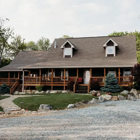 Unwind in Nature's Solitude: Discover our mountain farmhouse getaway