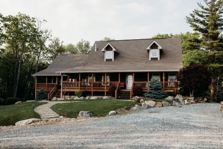 Unwind in Nature's Solitude: Discover our mountain farmhouse getaway Отели рядом с достопримечательностью «Christmas Tree Hill Garden Center»