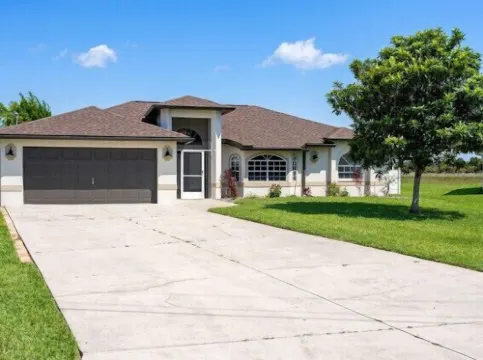 Feel @ Home Ft Myers | 3bd | 2bh | POOL | sleeps 8