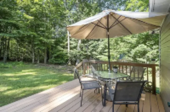 Cozy cottage with private HOT TUB, lake access, Gunstock mountain & fire pit Hotels in Gilmanton