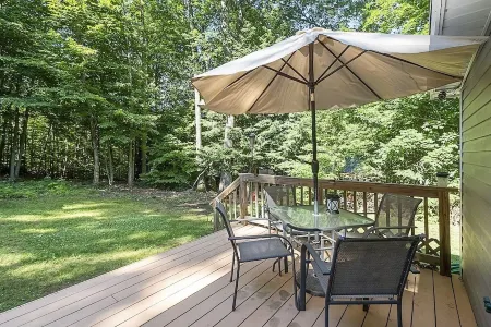 Cozy cottage with private HOT TUB, lake access, Gunstock mountain & fire pit