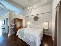 Haven at Hazel~Downtown Bungalow, cozy quarters for up to four, farmhouse chic. Hotele w: Demorest