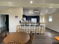 Family friendly cottage, covered deck, close to lake to fish, swim, and boat Các khách sạn ở Triangle