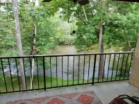 On the Little River in the heart of Townsend, with a beautiful view! 타운센드 호텔