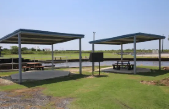 Park your boat in front of the Fishermen's Cottage! Screened in patio.