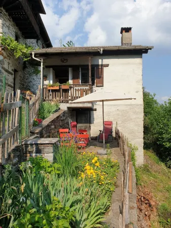 Mountain worlds behind Lake Maggiore, Case di Zali Отели в г. Вербано-Кузьо-Оссола