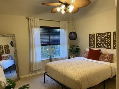 Luxury Home updated kitchen / Spa Bathrooms / and Grand Theater for movie night! Hotels near Stewart Creek Park