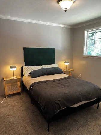 Unit surrounded by treesWasher and Dryer + Pet friendly! Отели в г. Федерал-Уэй