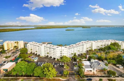 New 2024- Luxury Poolside Condo in charming Marco Island