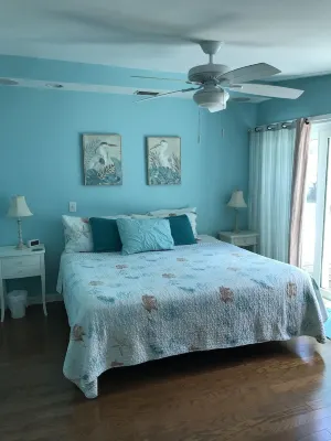 Five miles from Mayo Clinic and nine blocks from the ocean. Quiet and cozy.