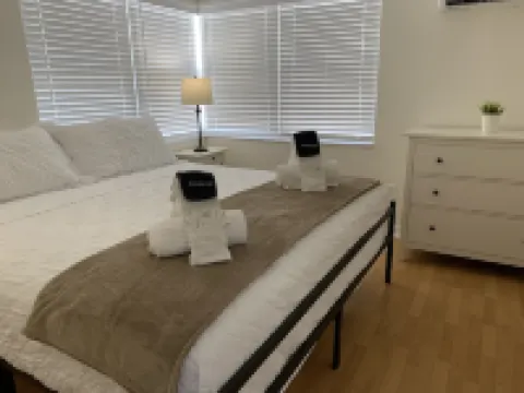 Cozy 1 Bedroom Getaway • Walk to Clearwater Beach