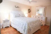 Private access to the beach! Sleeps 9.