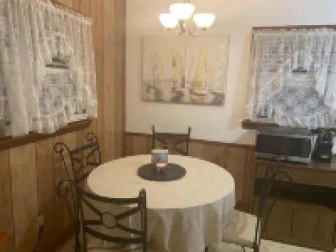 The Charming Country Cottage-Welcomes you and your pet!