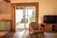 Vacation apartment directly on the lake with private access.