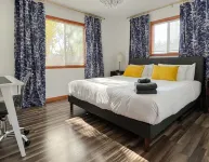 Escape to the Lake! Walk to water & local dining!