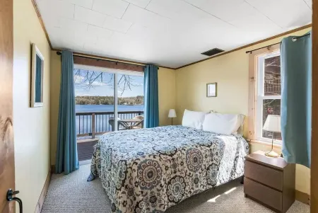 Beautiful lakefront Summer Lake House & Ski Cottage near Mt. Sunapee