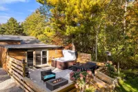 Just Outside Traverse City Hot Tub King Bed Fire Place Full Kitchen Pet Friendly