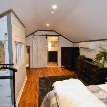 Cozy farmhouse! Pool table, fire pit, minutes to Lake James, downtown Marion!
