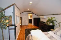 Cozy farmhouse! Pool table, fire pit, minutes to Lake James, downtown Marion!