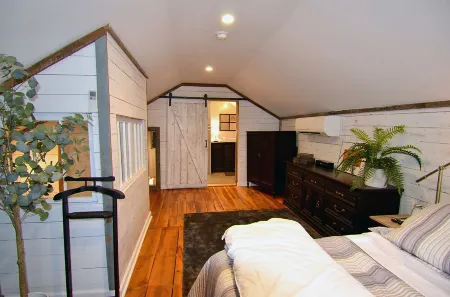 Cozy farmhouse! Pool table, fire pit, minutes to Lake James, downtown Marion!