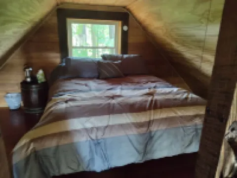 Awesome private off grid cabin with creek view.