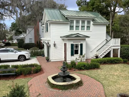 Downtown waterfront Walking Distance to Everything!