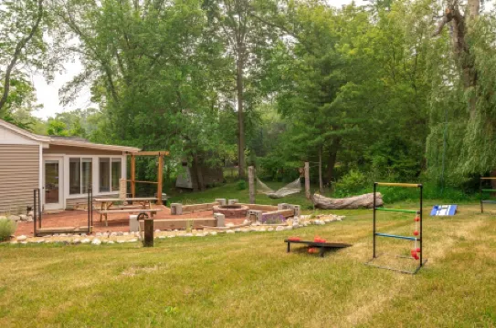 Cozy fireplace, indoor and outdoor games, records!