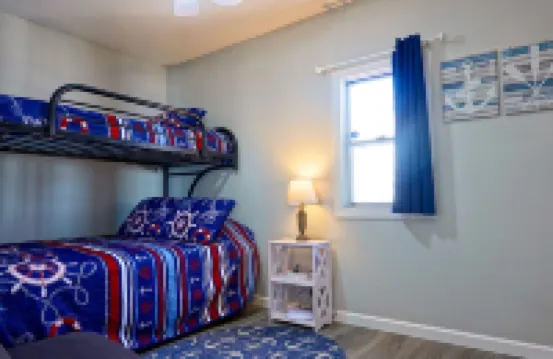 2Br Lakefront Cabin, Sandy Beach, Kayaks, Docks, Hammock Chairs & Firepit