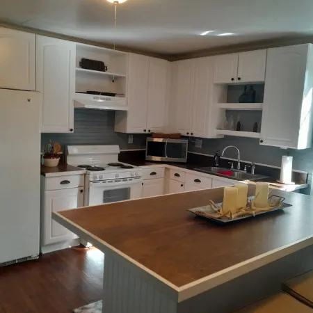 Caretaker cottage with 1 bedroom and WiFi, AC in delightful Dixon Springs