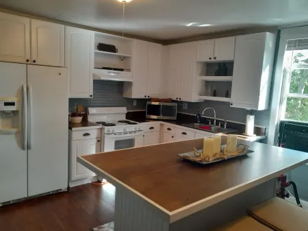 Caretaker cottage with 1 bedroom and WiFi, AC in delightful Dixon Springs